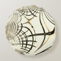 Kruisvormige noten, bruin of khaki, kromde sporen 