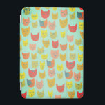 Kruitkleurig kattenkoppatroon groen iPad mini cover<br><div class="desc">Kutkleurige kattenkoppen dansen over dit patroon. Bekijk mijn winkel voor meer objecten!</div>