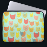 Kruitkleurig kattenkoppatroon groen laptop sleeve<br><div class="desc">Kutkleurige kattenkoppen dansen over dit patroon,  controleer mijn winkel op meer objecten!</div>