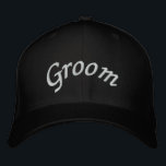 KRW Groom Script Black en White Geborduurde Pet<br><div class="desc">Witte pet met zwarte borduurwerk is een perfect Groom pet voor de vrijgezellenpartij,  huwelijksreis of op elk moment.</div>