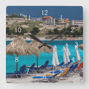 Ksamil, stad aan het strand vierkante klok