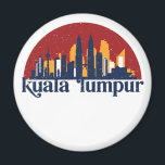 Kuala Lumpur Maleisië Retro City Skyline Cityscape Magneet<br><div class="desc">en retro-stadsplan met prachtige skyline, toeristische attractie en cityscape art. Koelwolkenkrabber en bouwartikelen voor silhouette-illustratie voor toeristen en reizigers. Perfect als souvenir om terug naar huis te brengen wanneer je over de hele wereld reist. Bespaar de herinnering aan uw reis en vakantie met familie en vrienden. De achtergrondkleur kan aan...</div>