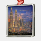 Kuala Lumpur skyline 's nachts Metalen Ornament (Links)
