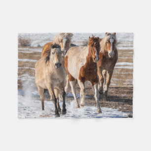 Kudde gemengde paarden die in de sneeuw rennen fleece deken