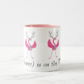 Kudde Roze Kerst Flamingo Kerstman Aangepaste Naam Tweekleurige Koffiemok (Center)