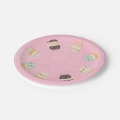 Kuffelkatten in bekertjes op roze achtergrond papieren bordje (Gekanteld)