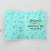 Kuiken komt uit een gebarsten paasei kaart (Binnen)