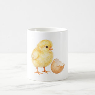 Kuiken naast een gebarsten eierschaal koffiemok