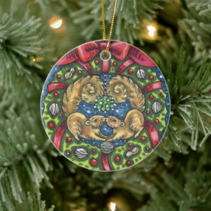 KUILTE KISSENDE SQUIRRELS ONDER MISTLETOE, NUT WRE KERAMISCH ORNAMENT