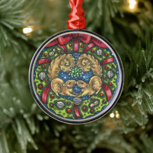KUILTE KISSENDE SQUIRRELS ONDER MISTLETOE, NUT WRE METALEN ORNAMENT