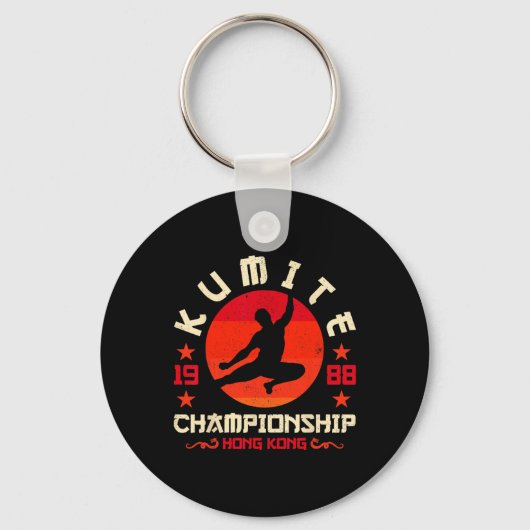 Kumite Tournament Retro Grappig Viral Karate Sleutelhanger (Voorkant)