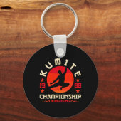 Kumite Tournament Retro Grappig Viral Karate Sleutelhanger (Voorkant)