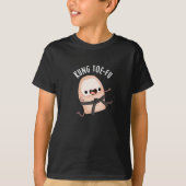 Kung Toe-fu Funny Big Toe Pun Dark BG T-shirt (Voorkant)