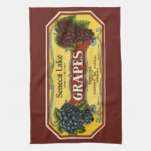 Kunst op oude fruitkratlabel, Seneca Lake-druiven Theedoek (Verticaal)