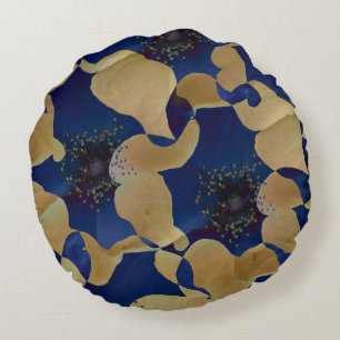 Kunst van beige en blauw bloempatroon rond kussen