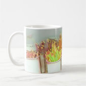 Kunstaartoppotloodkopjes vol met kleuren en potent koffiemok (Links)