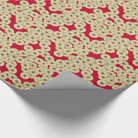 Kunstdebloem - lichtgeel op diep rood cadeaupapier (Hoek)