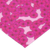 Kunstdebloem - magenta op roze tafelkleed (Gekanteld)