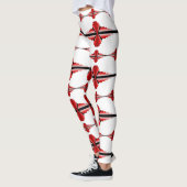 Kunstdecoelementen in diepe rode leggings (Links)