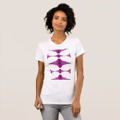 Kunstdecoelementen in diepe roze t-shirt (Voorkant volledig)