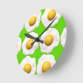 Kunsteieren van kalkhoudende poppen op kalkgroene  ronde klok (Hoek)