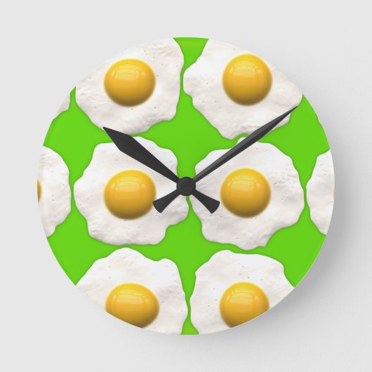 Kunsteieren van kalkhoudende poppen op kalkgroene  ronde klok (Voorkant)