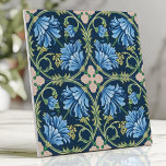 Kunsten en ambachten Blue Chrysanthemum Tegeltje<br><div class="desc">Verbeter uw ruimte met deze prachtige op Arts and Crafts geïnspireerde tegel met weelderige blauwe chrysanten omgeven door ingewikkelde groene wijnstokken en zachte ivooraccenten op een diep indigo-achtergrond. De symmetrische bloemenpatronen stralen tijdloze elegantie uit, waardoor het ideaal is voor gebruik als backsplash, in badkamers of als accentaccentvolle tegel. Met zijn...</div>