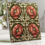 Kunsten en ambachten Red Poppy en Olive Green Tegeltje<br><div class="desc">Vier de schoonheid van de Arts and Crafts-beweging met dit opvallende ontwerp van de tegel met gedurfde rode klaprozen omlijst door ingewikkeld olijfgroen en ivoren scrollwork. De gedetailleerde bloemenelementen en symmetrische lay-out creëer zijn tijdloos en verfijnd, ideaal voor het toevoegen van karakter aan keukens, badkamers of accentmuren. Met zijn rijke,...</div>