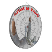 Kunstenaar aan het werk dartbord (Voorkant Links)