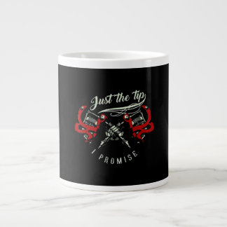 Kunstenaar in het tattoo alleen maar de tip-cadeau grote koffiekop