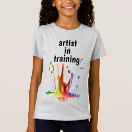Kunstenaar in opleiding, met gespatte T-shirt met