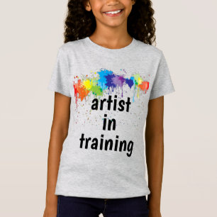 Kunstenaar in opleiding, met spatwaterverf t-shirt