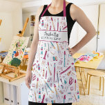 Kunstenaar Smock met Kunstbenodigdheden, Gepersona Schort<br><div class="desc">Een leuk schort met een patroon van kunstbenodigdheden en 2 lijnen van aangepaste tekst. Voeg de naam van de artiest,  studio/school naam,  enz. Maakt een geweldig kunstleraar cadeau of verander de grootte in een kleine en geef aan je favoriete kleine kunstenaar.</div>