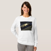 Kunstenconcept met een klomp materiaal t-shirt (Voorkant volledig)