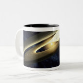 Kunstenconcept met een klomp materiaal tweekleurige koffiemok (Voorkant links)