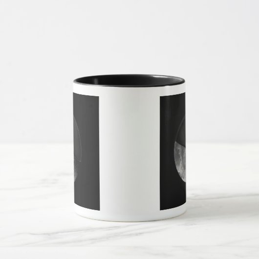 Kunstenconcept met een mogelijke binnenste kern mok (Midden)