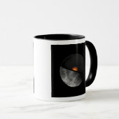 Kunstenconcept met een mogelijke binnenste kern mok (Voorkant rechts)