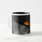 Kunstenconcept met een mogelijke binnenste kern tweekleurige koffiemok (Voorkant links)