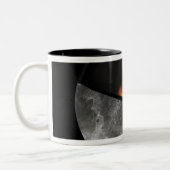 Kunstenconcept met een mogelijke binnenste kern tweekleurige koffiemok (Links)