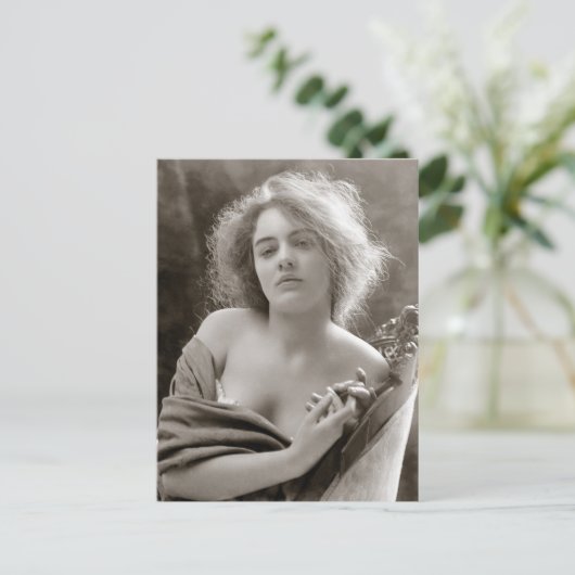 Kunstenmodel, 1900 briefkaart (Staand voorkant)