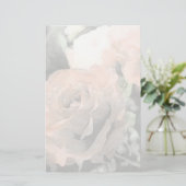 kunstflorale  achtergrond met lichtroze briefpapier (Staand voorkant)