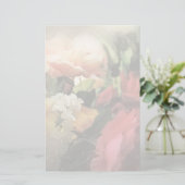 kunstflorale trillende achtergrond met rood briefpapier (Staand voorkant)