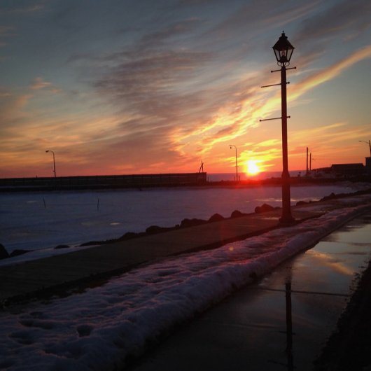 Kunstfoto van de muur bij zonsondergang nabij de h poster