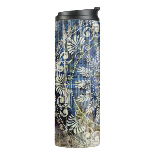 kunstgrunge  getextureerde achtergrond met tradit thermosbeker (Gedraaid links)