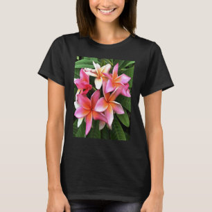 Kunstige bloesemkrans van bleke roze frangipani t-shirt