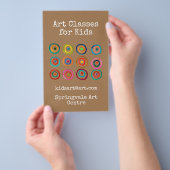 Kunstklassen voor kinderen en regenboogcirkels flyer (Hand)