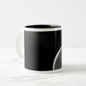 Kunstkunstenaarsconcept Kuiper Belt object Tweekleurige Koffiemok (Voorkant links)