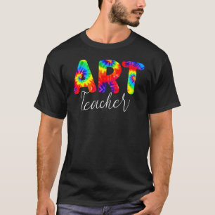 Kunstleraar laat verf teruggaan naar schoolwaarder t-shirt