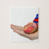 Kunstmatig menselijk hartmodel in de hand legpuzzel (Verticaal)