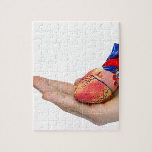 Kunstmatig menselijk hartmodel in de hand legpuzzel (Verticaal)